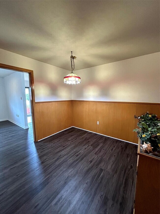 Building Photo - 1902 Gillette St