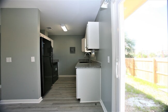 Building Photo - Beautifully updated 1 bedroom apartment within walking distance to the beach!