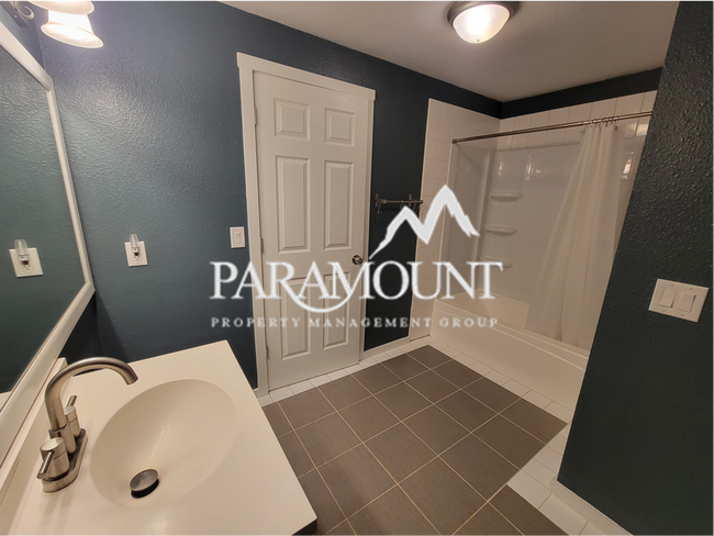 Building Photo - Updated 3 Bedroom Duplex!
