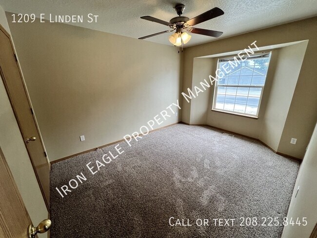 Building Photo - 1209 E Linden St
