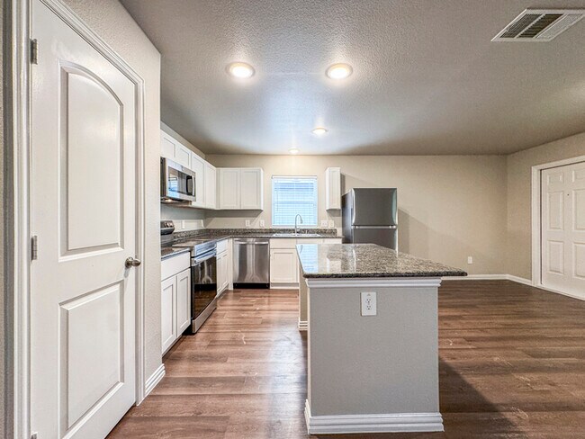 Building Photo - 2222 Echo Lake Dr