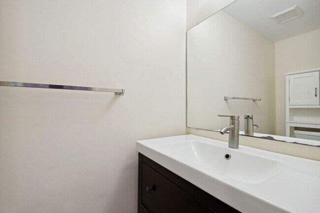 Building Photo - Reston-Renovated 3 BR / 2 BA / 2 1/2 BA En...