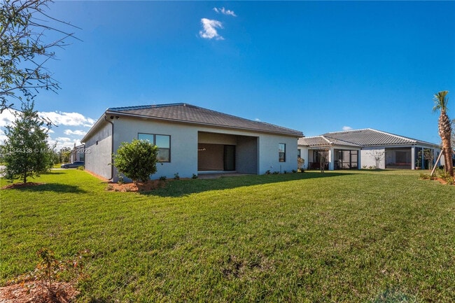 Building Photo - 627 SE Boboli Way