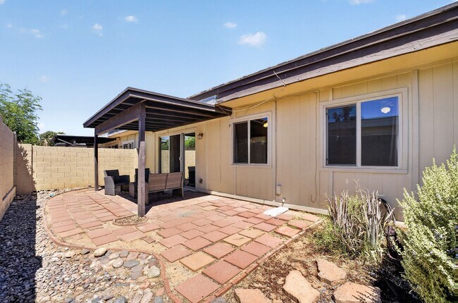 Building Photo - Modern Updated Tempe Townhome Near ASU & Downtown with Resort-Style Amenities