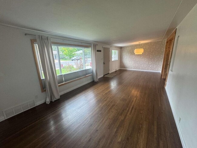 Building Photo - Spacious 3 Bed 2 Bath in the heart of Littleton