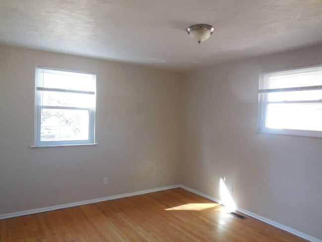 Building Photo - Two Bedroom Home with Large Yard and Updat...