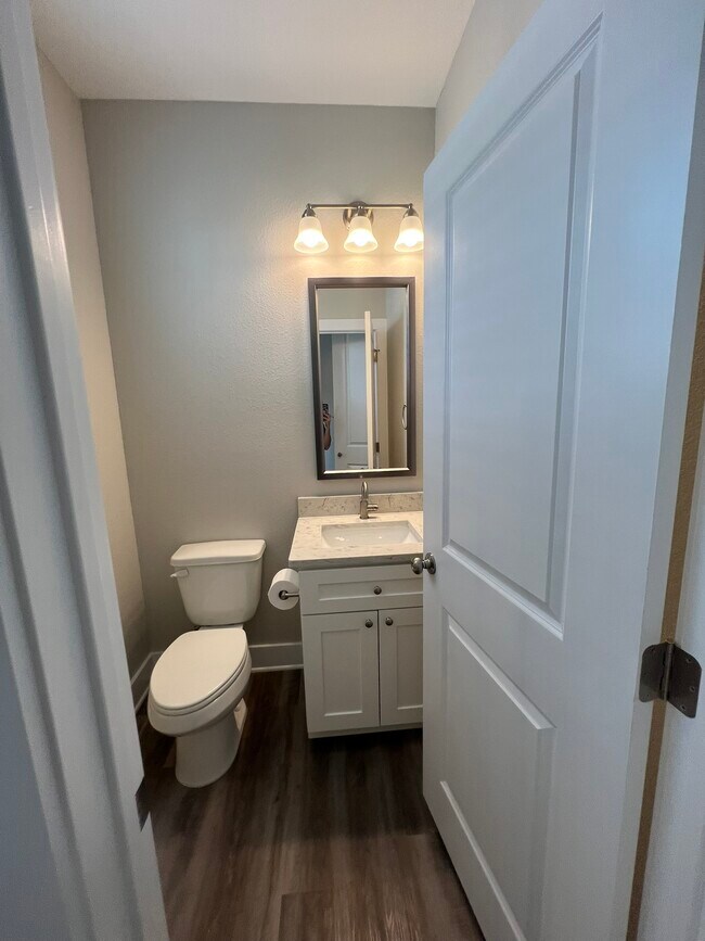 Building Photo - 710 Vassar Ct