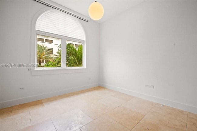 Building Photo - 530 Valencia Ave