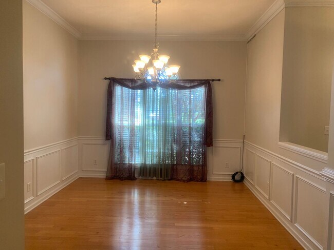 Building Photo - 4bd/2ba located in the Highlands Subdivision right off of Bemiss.