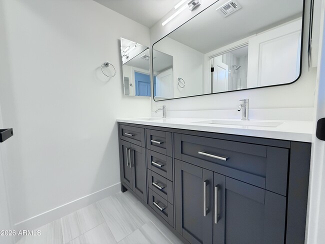 Building Photo - 6891 W Via Del Sol Dr