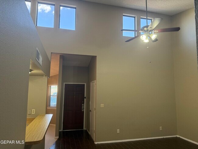 Building Photo - 1531 Common Dr