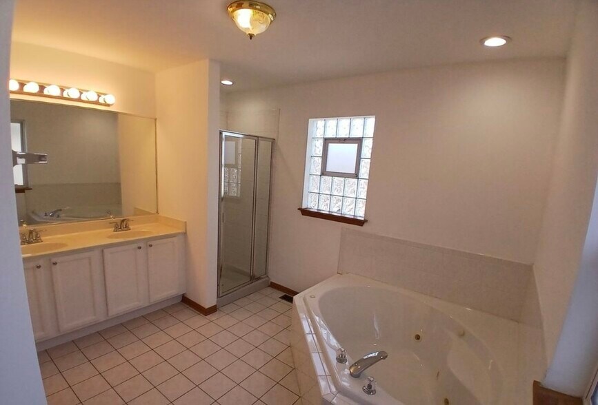 in-suite master bathroom - 1500 E 72nd Pl