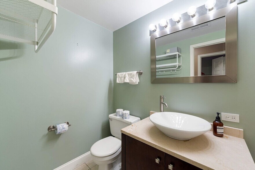 Building Photo - 1600 N Halsted St