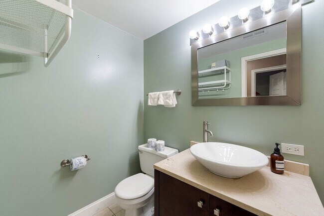 Building Photo - 1600 N Halsted St