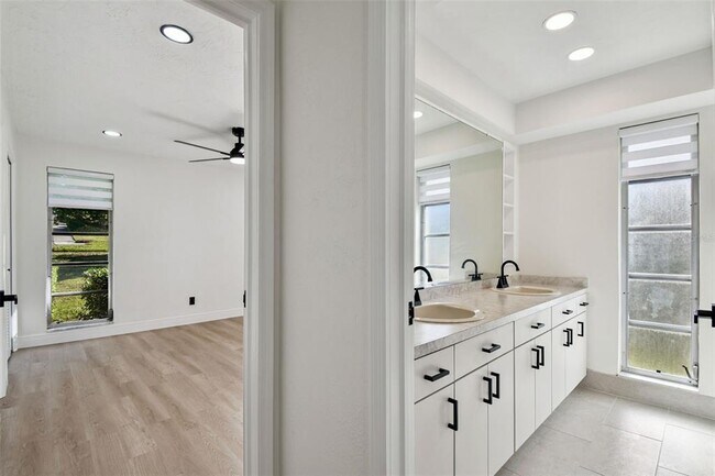 Building Photo - 970 Rolling Hills Dr