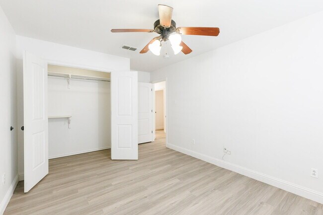 Building Photo - Gorgeous 4 bed 2.5 bath!