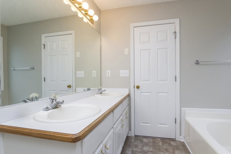 Building Photo - 761 Simon Park Cir