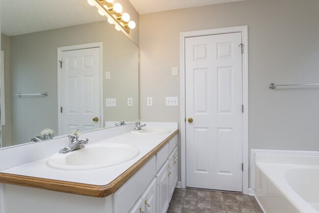 Building Photo - 761 Simon Park Cir