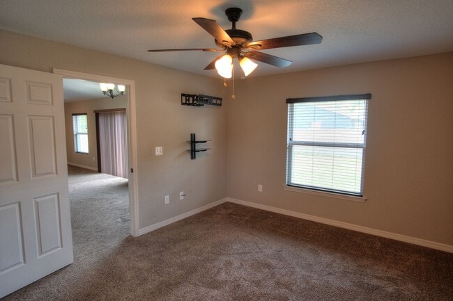 Building Photo - Spacious 4/2/2 Available Now!