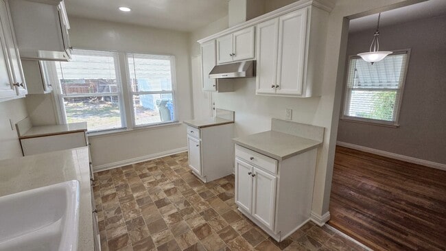 Building Photo - Beautiful 3 Bed 1 Bath House With Double Garage Available Now!