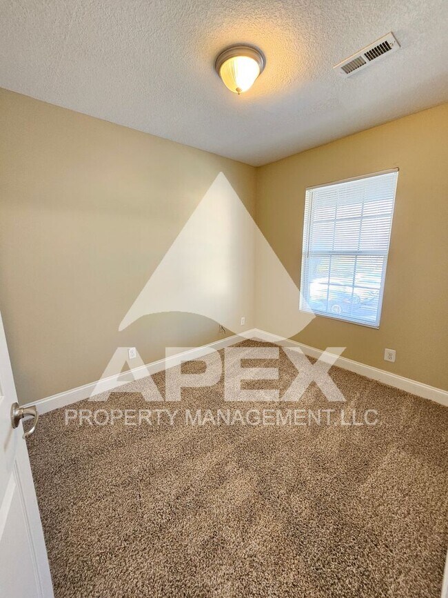 Building Photo - MOVE-IN SPECIAL,NO RENT TIL APRIL 1ST! - AVALON APARTMENT HOMES---NICE 3BD - 1BA Apartment off To...