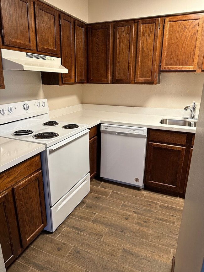 Building Photo - 1006 Fairway Dr