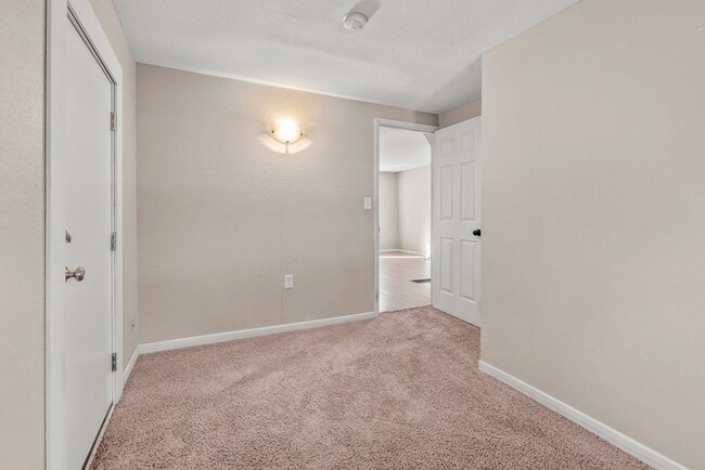 Building Photo - 309 W 10th St