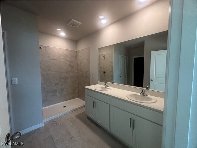 Building Photo - 1523 SW 19th Pl