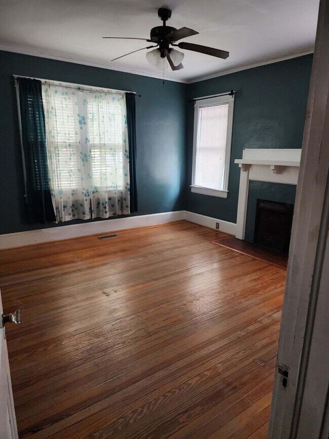 Building Photo - 2 Bedroom 2 bath house 1850 Square Foot!! Lots of Room!!