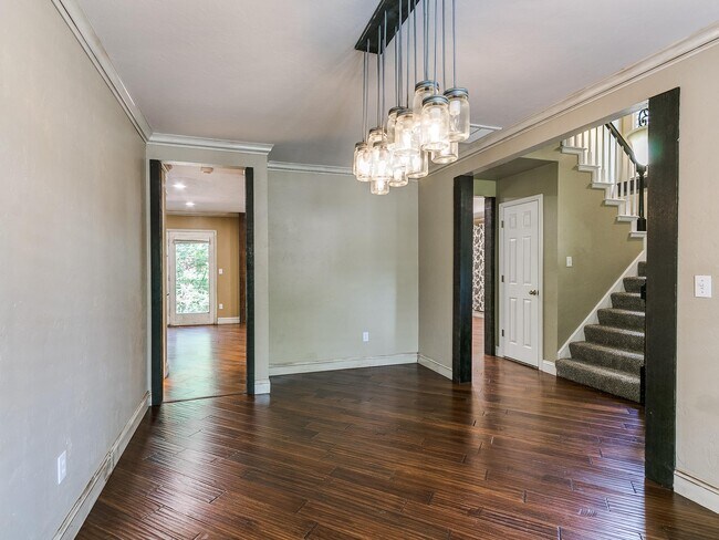 Building Photo - 1815 Chelsea Dr