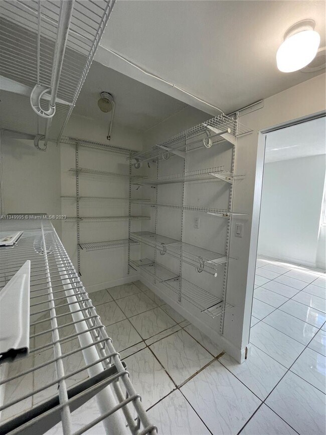 Building Photo - 825 Brickell Bay Dr