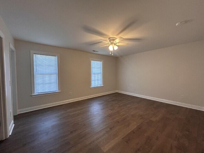 Building Photo - 208 S Pointe Dr