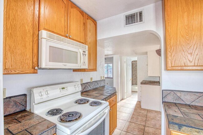 Building Photo - 1304 E Linden St