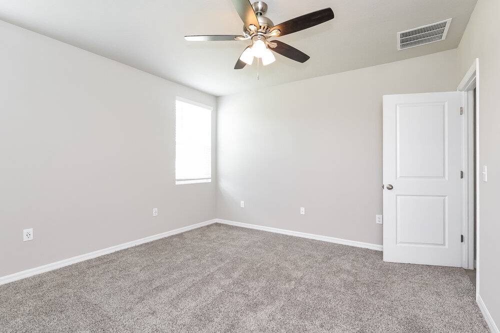 Building Photo - 1002 Oak Vly Dr