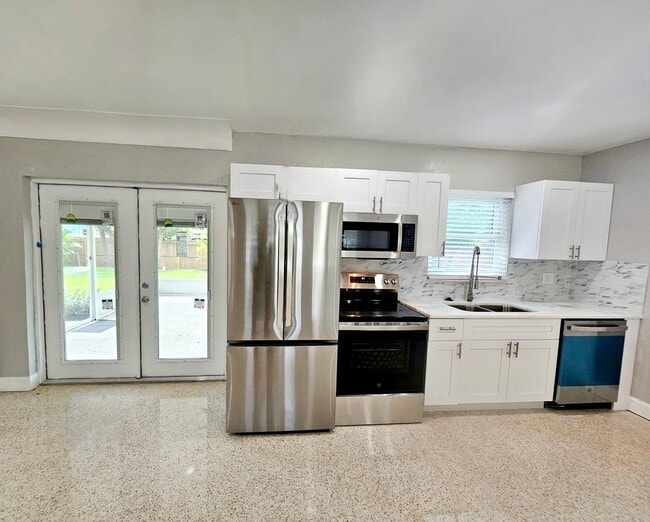 Building Photo - 3 Bedroom 2 Bath in Riveria Bay of St. Pete