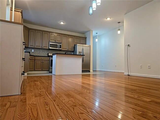 Building Photo - 302 Parkville Ave