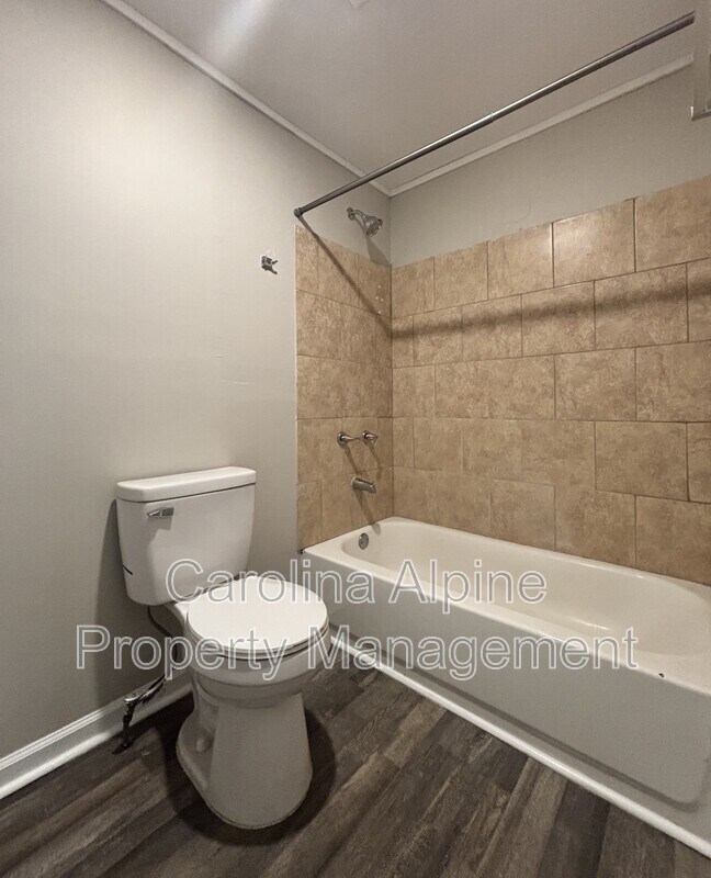 Building Photo - 604 W Elm St