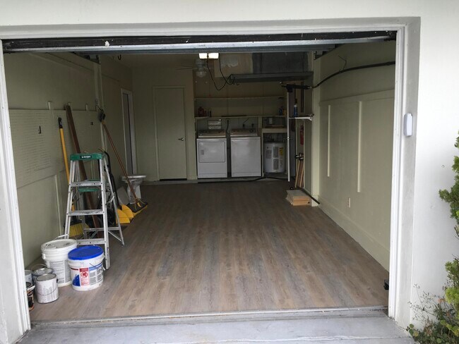Building Photo - 1101 Leisure Ln