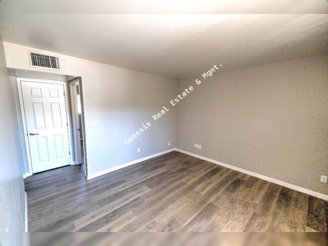 Building Photo - 3211 E Edison St