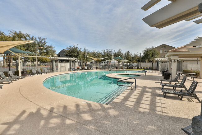 Building Photo - Tri Level, 2bd, 2.5ba condo