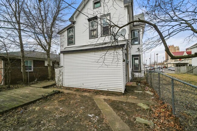 Building Photo - 131 W 13th St