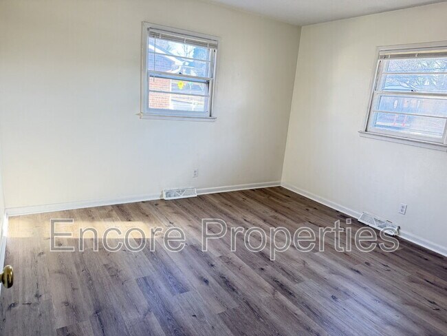 Building Photo - 1502 Larson St