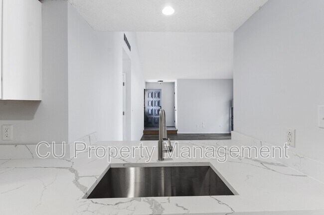 Building Photo - 2302A Melrose Dr