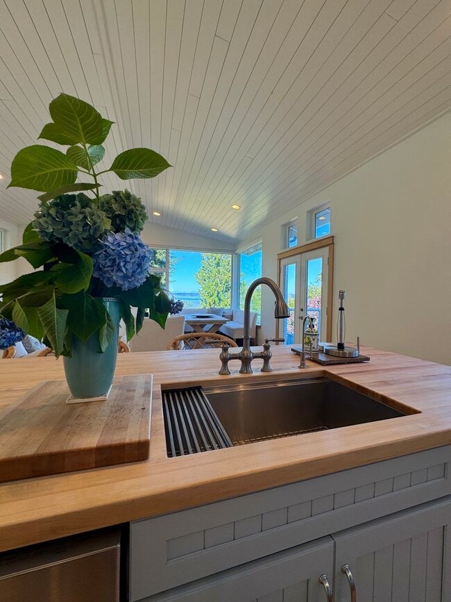 Building Photo - This gorgeous Bainbridge home is available starting mid July