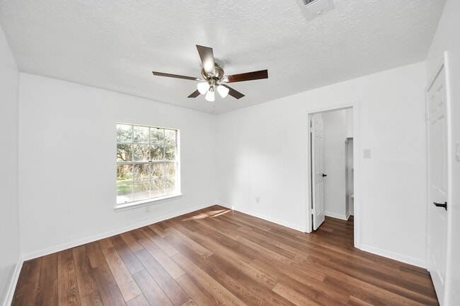 Building Photo - 15919 Lake Lodge Dr