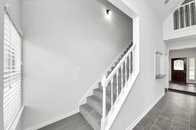 Building Photo - 5310 Oak Cove Dr