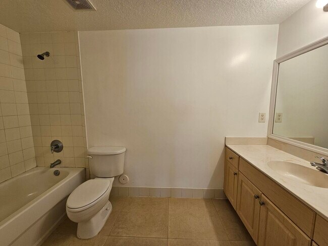 Building Photo - 1055 Golden Lakes Blvd