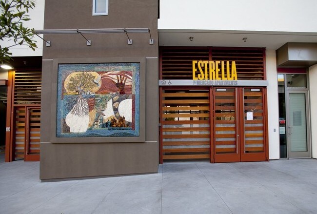 Primary Photo - Estrella Del Mercado