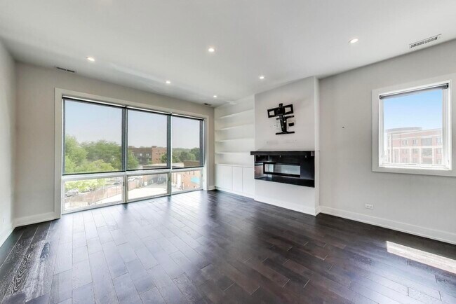 Building Photo - 3224 N Elston Ave