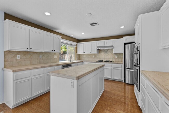 Building Photo - 16636 China Berry Ct